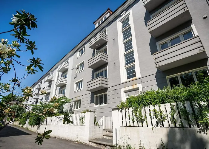 Appartement Dinbnb I Dockside With Modern Kitchen And Workspace